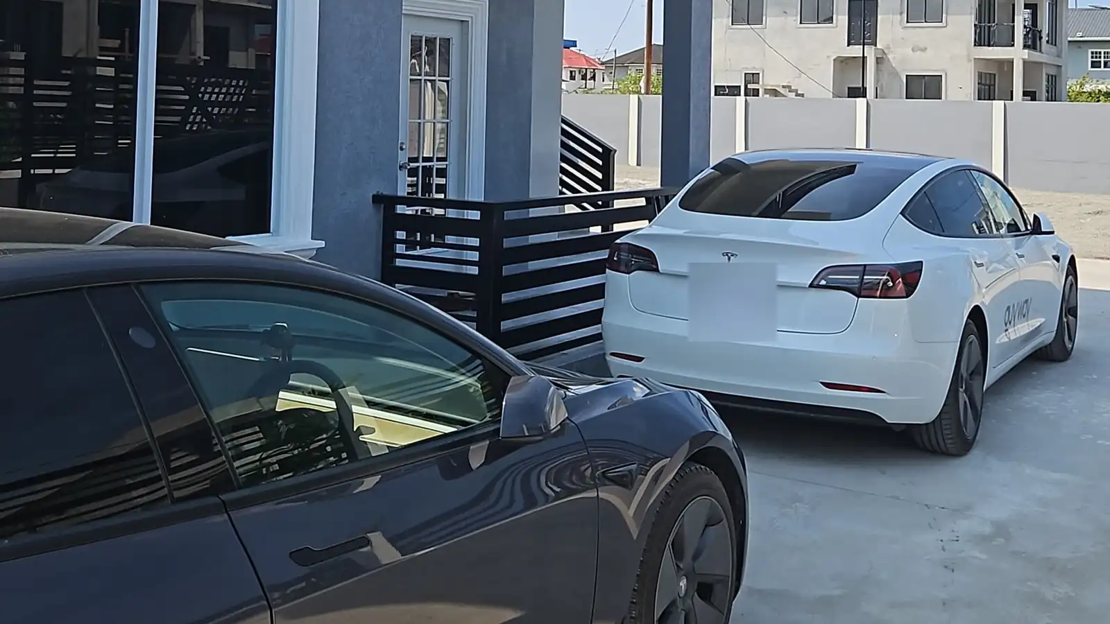 Tesla de GuyWay estacionados frente al edificio de la base de GuyWay en Providence