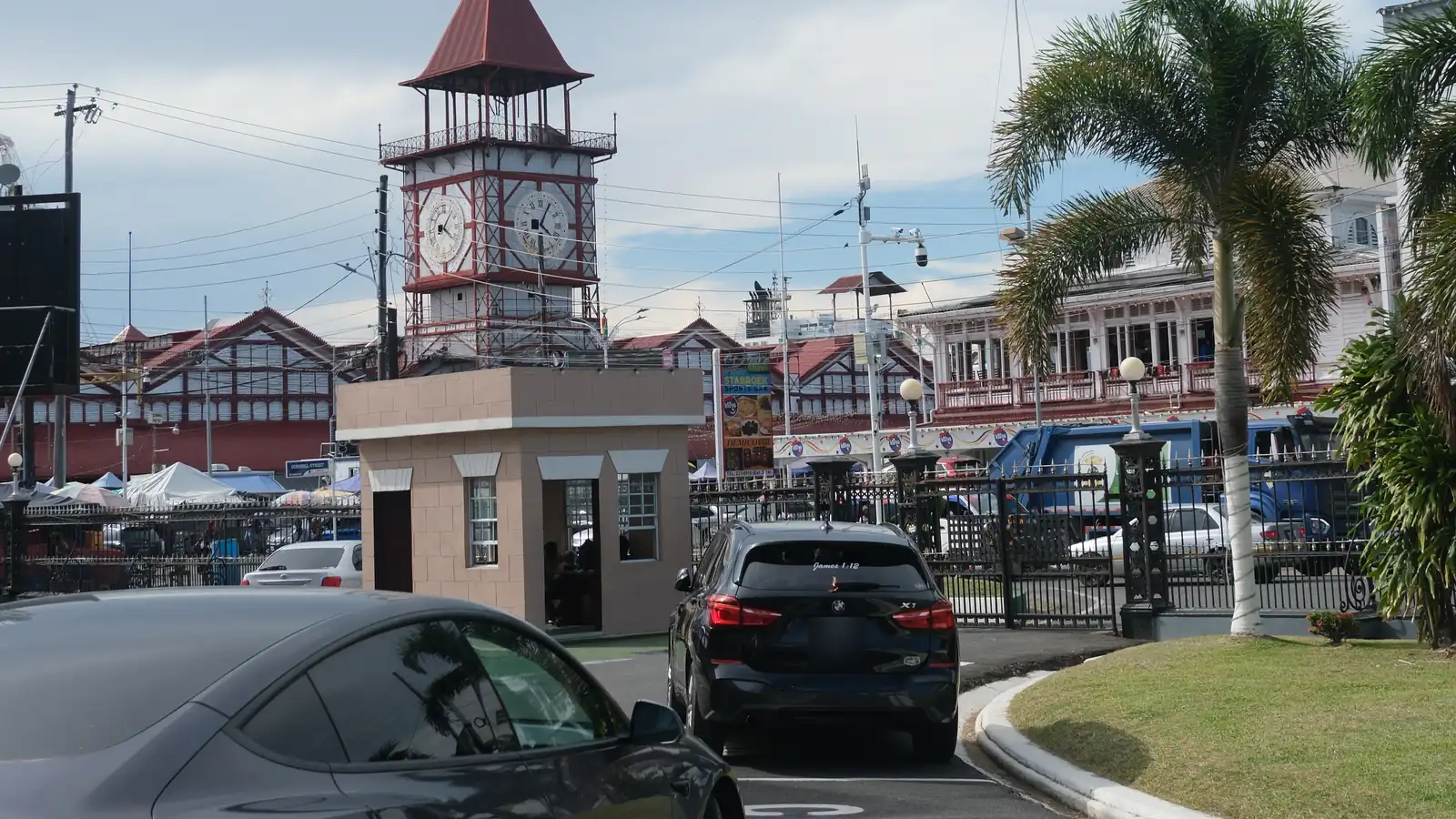 GuyWay-Tesla voor de klokkentoren van Stabroek Market, Georgetown