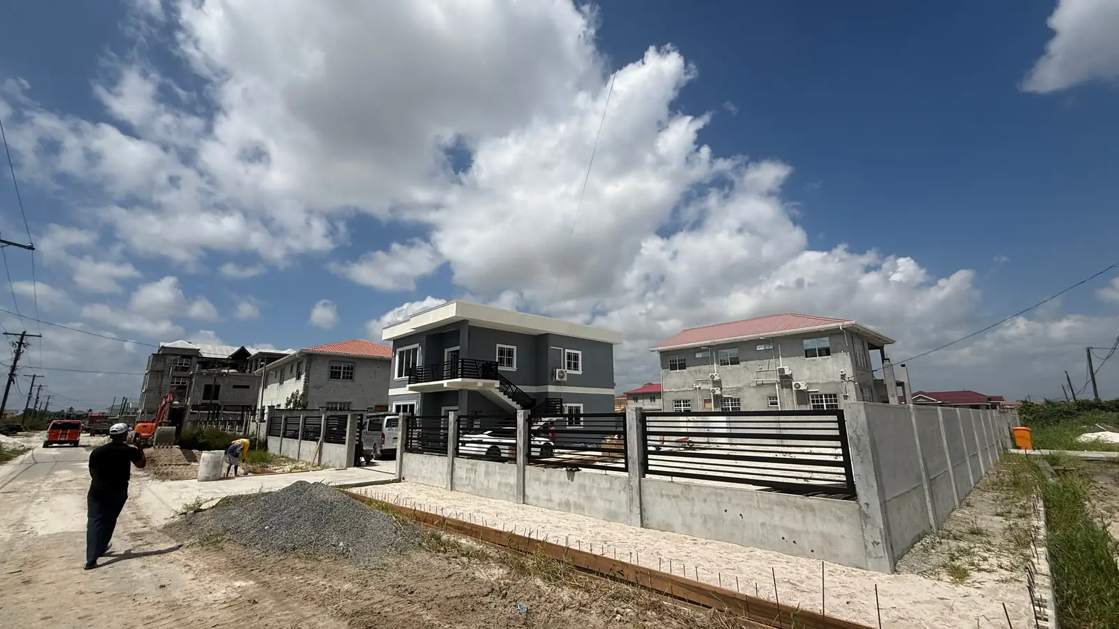 El edificio de la base de GuyWay en Providence, East Bank Demerara, bajo un cielo nublado