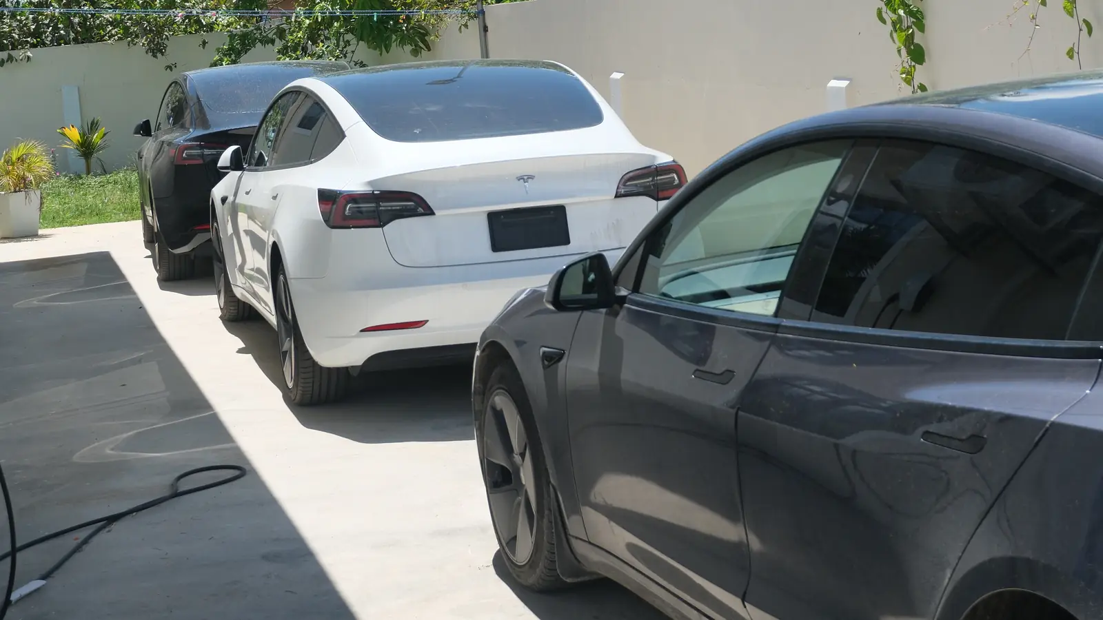 Tesla GuyWay garées sous l’abri du site de Providence