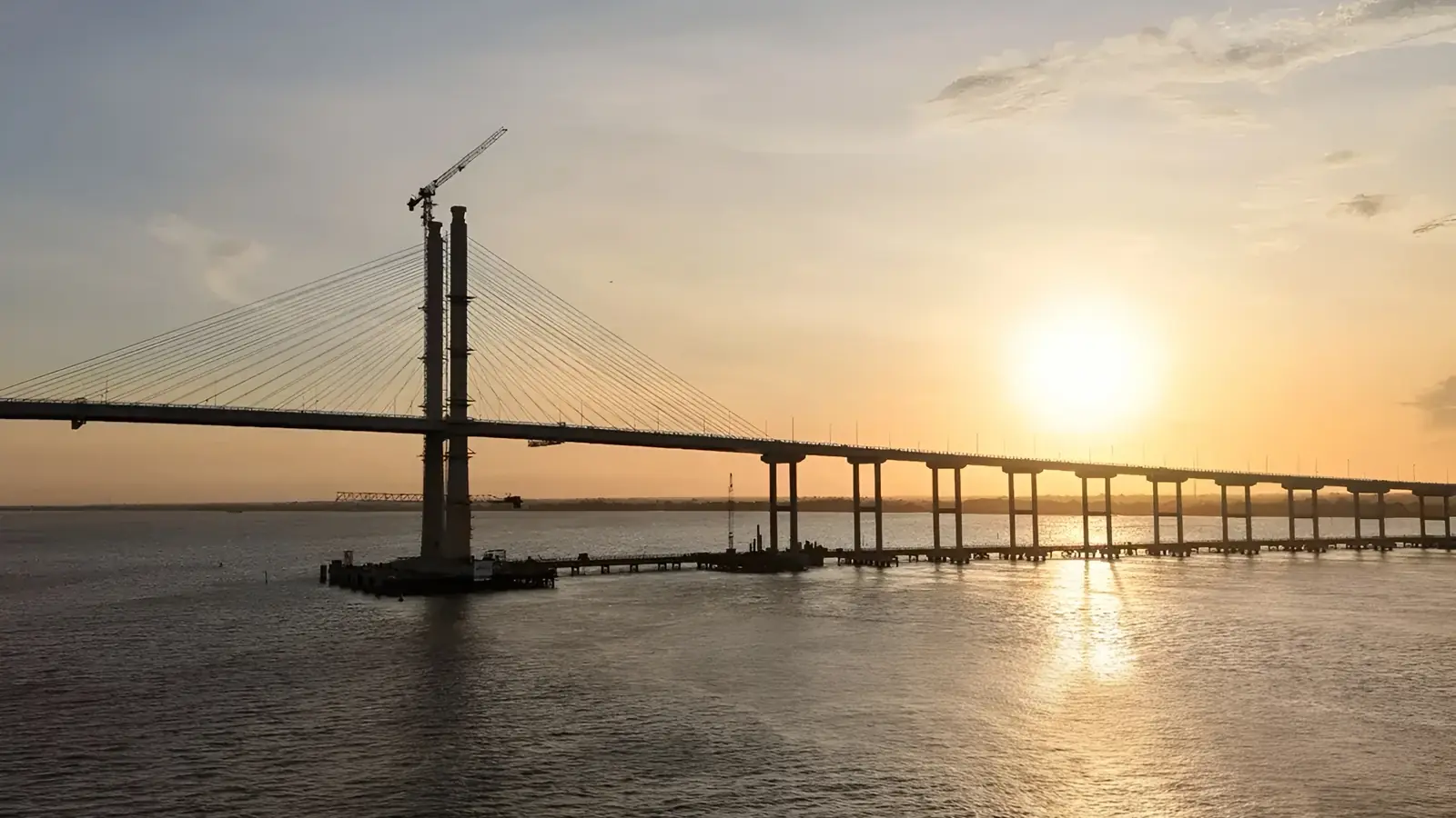 El nuevo puente sobre el río Demerara al atardecer