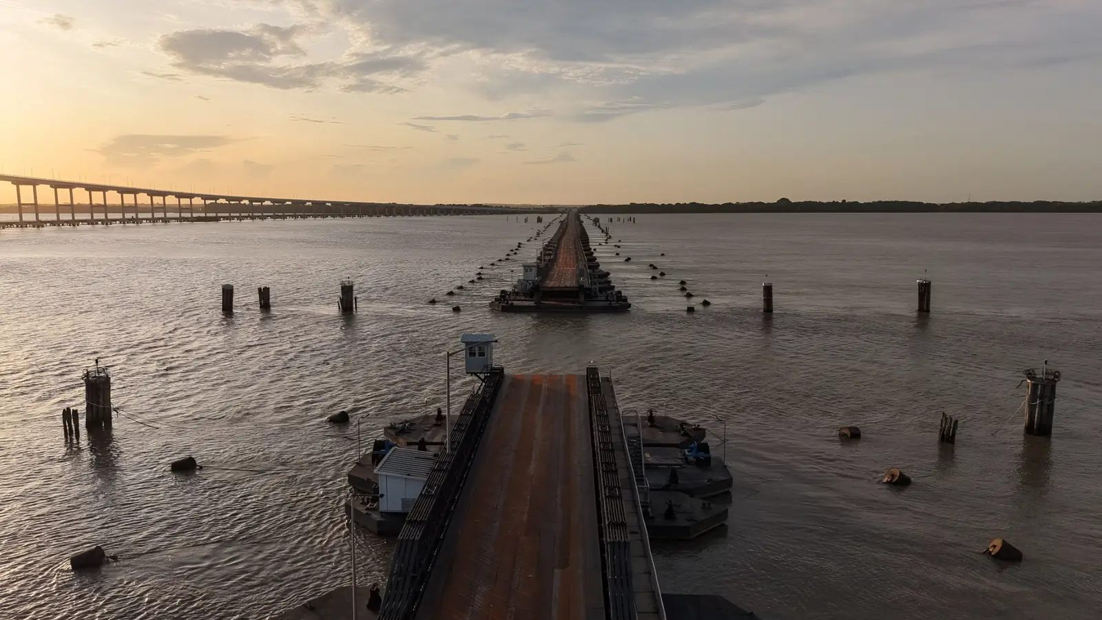 El puente flotante del Demerara sobre el río al atardecer